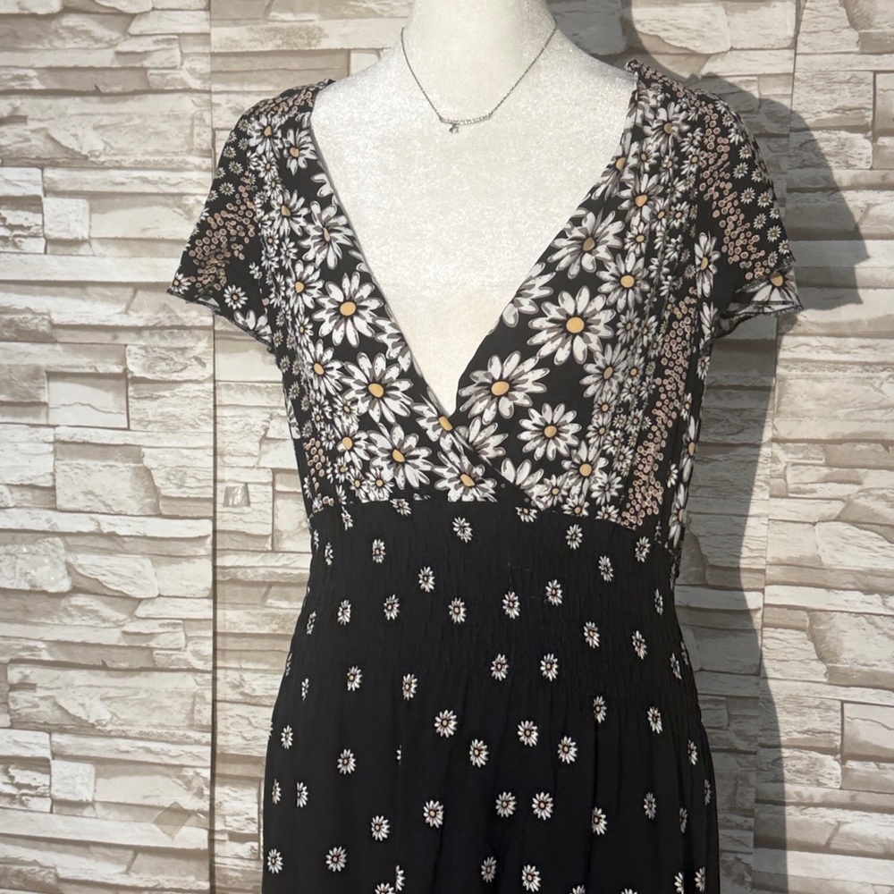 REPOSHED Black Daisy-Print V-Neck Maxi Dress - Picture 2 of 12